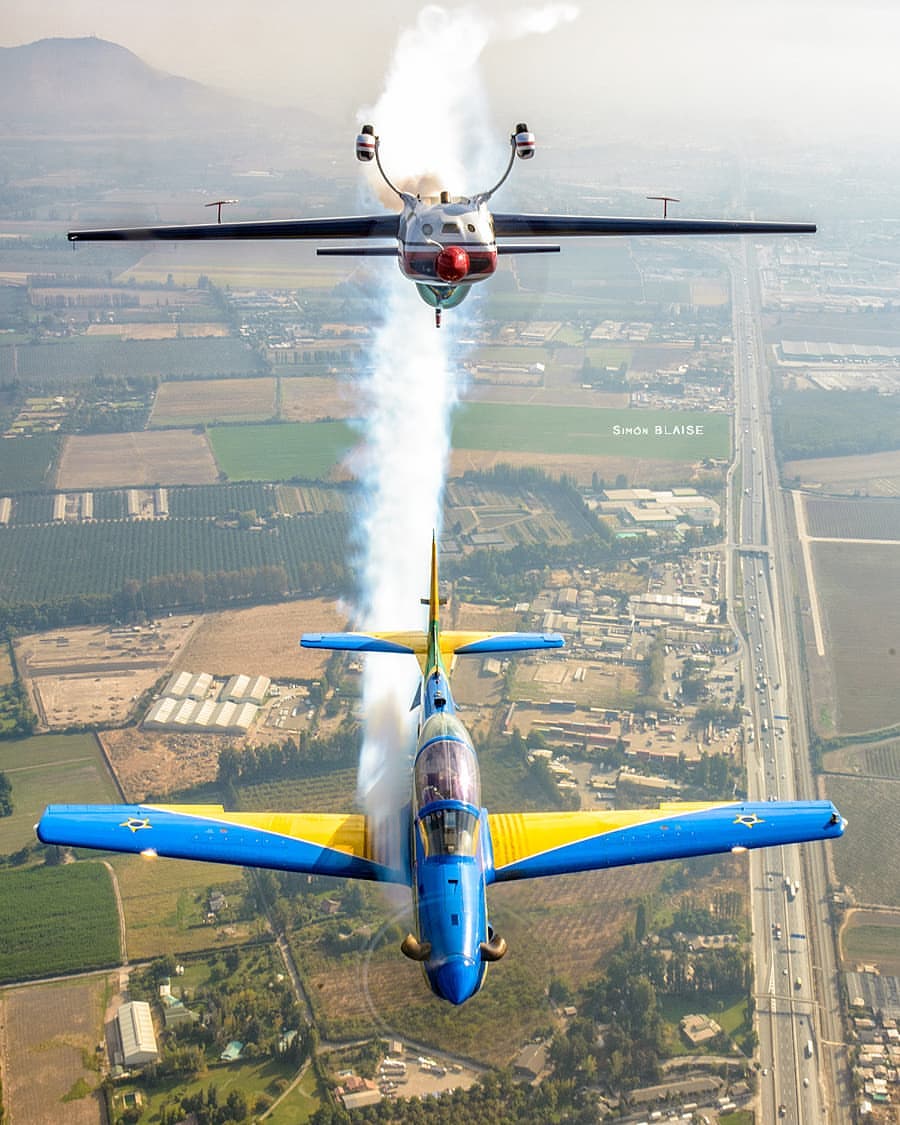 esquadroesdafa's tweet photo. @embraer A-29 Super Tucano da @fumaca_ja e no vôo em dorso o Extra 300 da @Team_Halcones  #FumaçaJá

Foto: Simón Blaise https://t.co/Jl71v4Ckxc