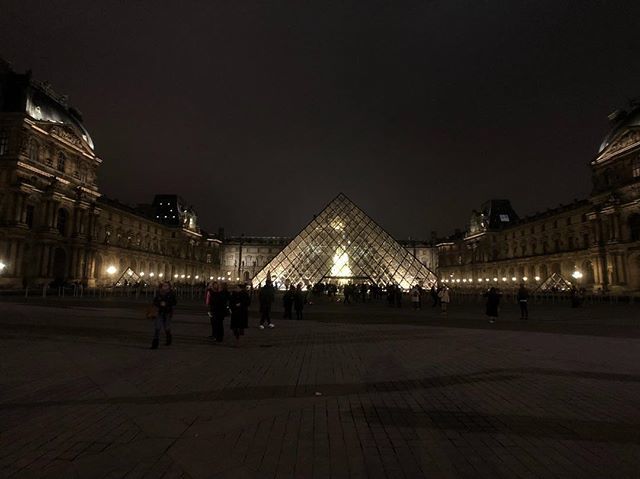 TravelPhotoFilm's tweet photo. Louvre at night. 🇫🇷 .
.
.
.
. #パリ旅行 #paris #louvre #louvrepyramid #musée #muséedulouvre #france #travel #travelphotography #night #nightphotography #lowlightphotography #shotoniphone #shotonmoment #momentlens #pyramid #neoclassical #neoclassicism #ne… https://t.co/zJVBvqVO0I https://t.co/FUUxalLMtq