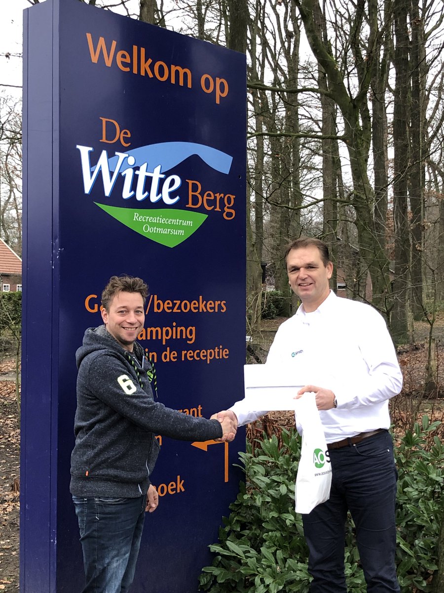 Laurens Heerdink van camping De WitteBerg krijgt zijn gewonnen iPad van Klaas. Van harte gefeliciteerd met het winnen van de Recreatie Vakbeurs actie!