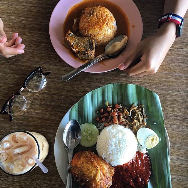 PulauLabuan's tweet photo. #NasiLemak &amp; #NasiKukus served by Ganu Perantau Jaya Restaurant near Universiti Malaysia Sabah Labuan International Campus 
#UMSKAL #Borneo #Malaysia #Labuan Photo by @farahchiaks https://t.co/YcmjuxeKWA https://t.co/d7bURKaFIK