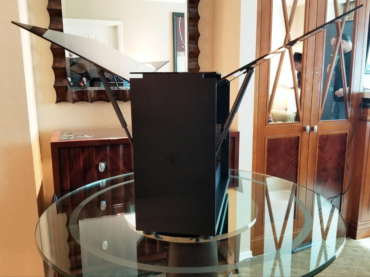 tomshardware's tweet image. Razer&apos;s Tomahawk Elite Is a Slick PC Case With Side Panels Like a Supercar goo.gl/iLe4tY