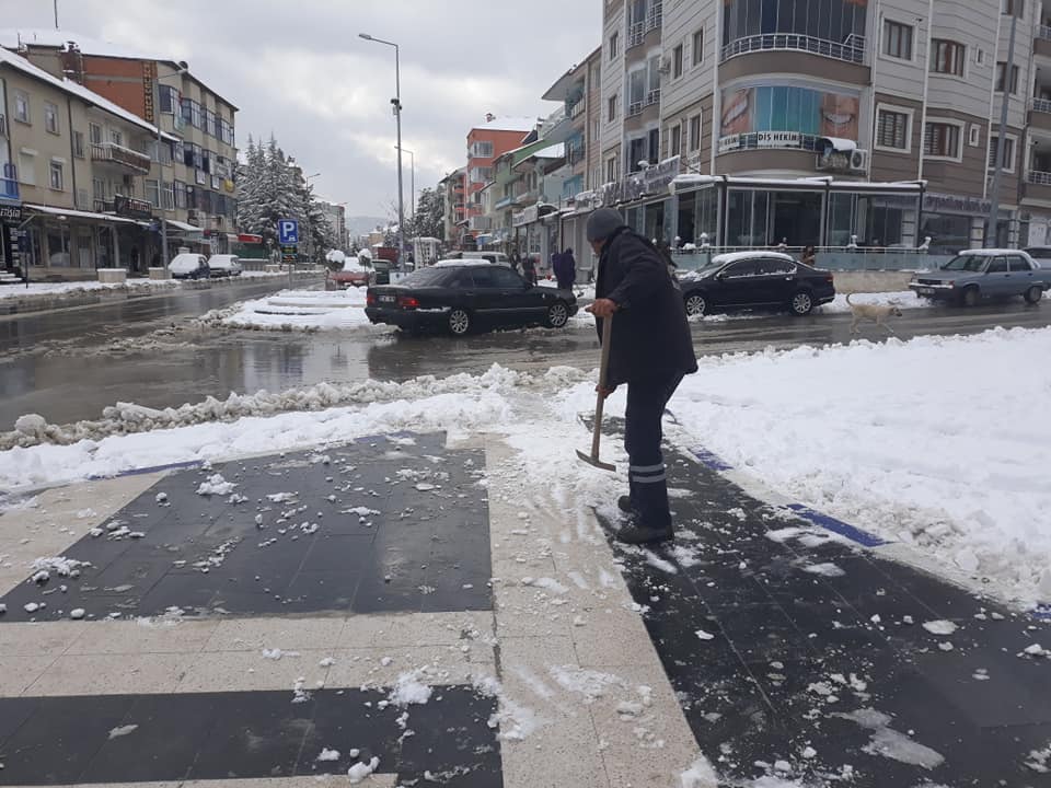 golhisarbld's tweet photo. Belediyemiz Fen İşleri personeli yoğun kar yağışı dolayısıyla ilçemizde kaldırım temizleme, yol tuzlama ve yol açma çalışmaları gerçekleştirmiştir https://t.co/waYxUki4ip