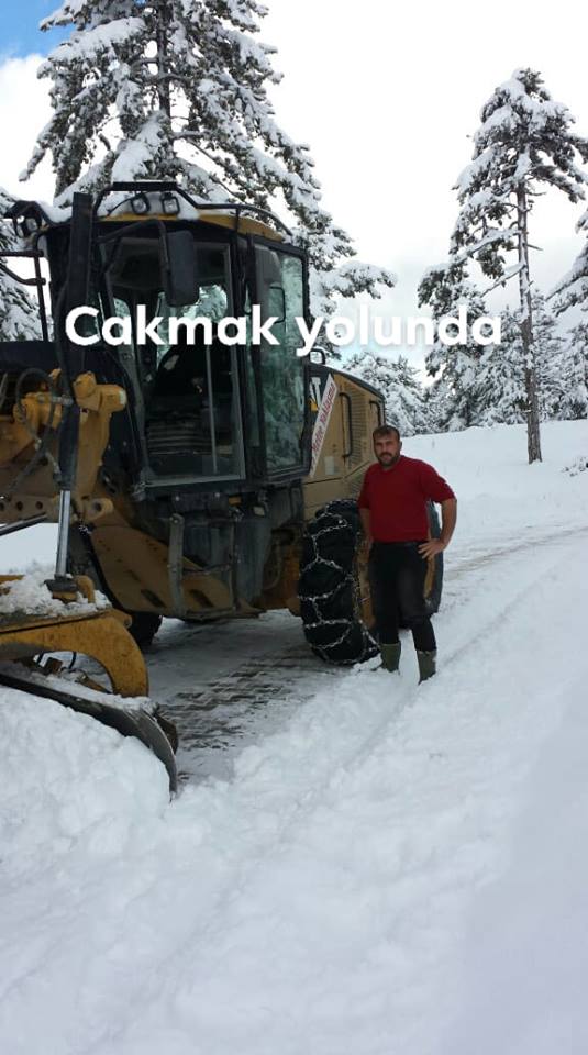 golhisarbld's tweet photo. Belediyemiz Fen İşleri personeli yoğun kar yağışı dolayısıyla ilçemizde kaldırım temizleme, yol tuzlama ve yol açma çalışmaları gerçekleştirmiştir https://t.co/waYxUki4ip