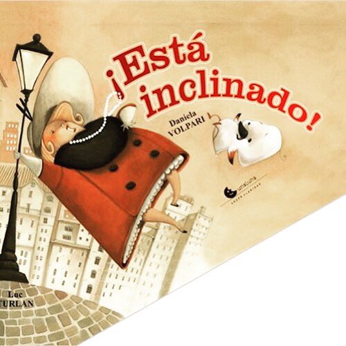 ellobo_feroz's tweet photo. Un libro muy divertido con una forma peculiar. ¡Está inclinado! del francés @LucTurlan y la italiana Daniela Volpari nos cuenta cómo un huevo atropellador que se largó a correr sin gritar "cuidado". Editado por @Edunaluna 🐾🐾

#librosilustrados #reseñasdelibros #LIJ https://t.co/gJ5vl1K7Fg