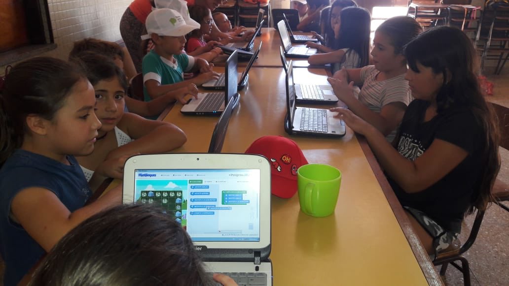 15Alberti's tweet photo. Actividades de Robótica y Programación en la sede de EEP 21 en la localidad de Coronel Mom #EscuelasAbiertasEnVerano https://t.co/ixA1uhqHJQ