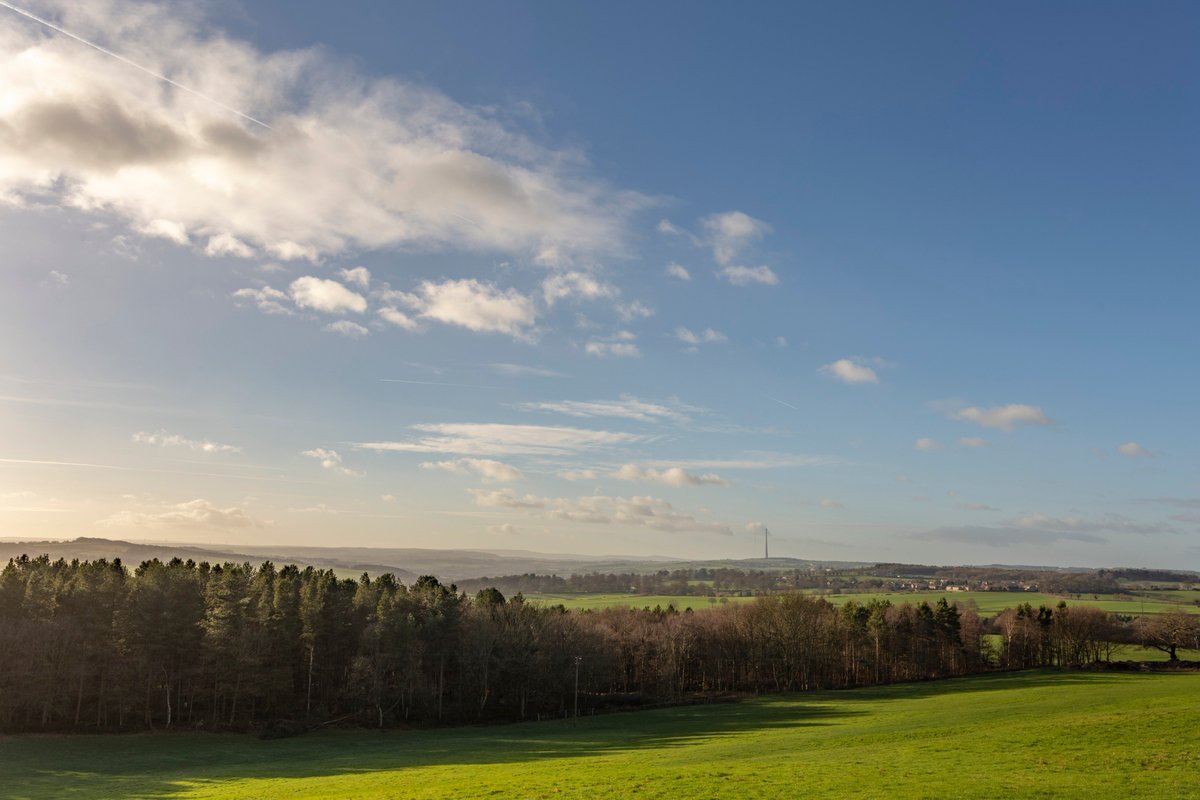 LAWphotography1's tweet photo. like a summers day up at woolley today @BBCWthrWatchers @JonMitchellITV @Hudsonweather @KeeleyDonovan @kerriegosneyTV @Abbiedew @OwainWynEvans #weather #woolley #wakefiled #landscapephotography https://t.co/V3vw4hleQY