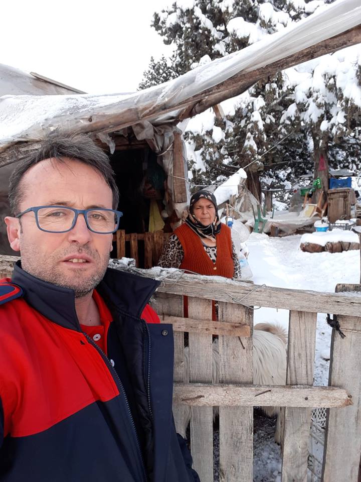 golhisarbld's tweet photo. Yoğun kar yağışı nedeniyle dağda mahsur kalan çobanlara Gölhisar Belediyesi İtfaiye Amirliği ekipleri yiyecek yardımında bulundu. https://t.co/3cNF9GlqFR
