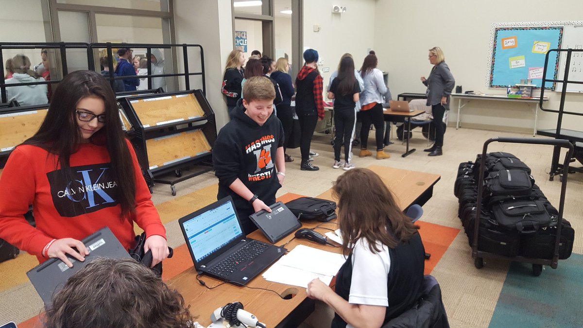 ChadDumas's tweet photo. 8th grade chromebook checkouts. #anewerabegins @hpstigers @Dave_HMS @tcchristian1987 https://t.co/wlPBqR21Rw