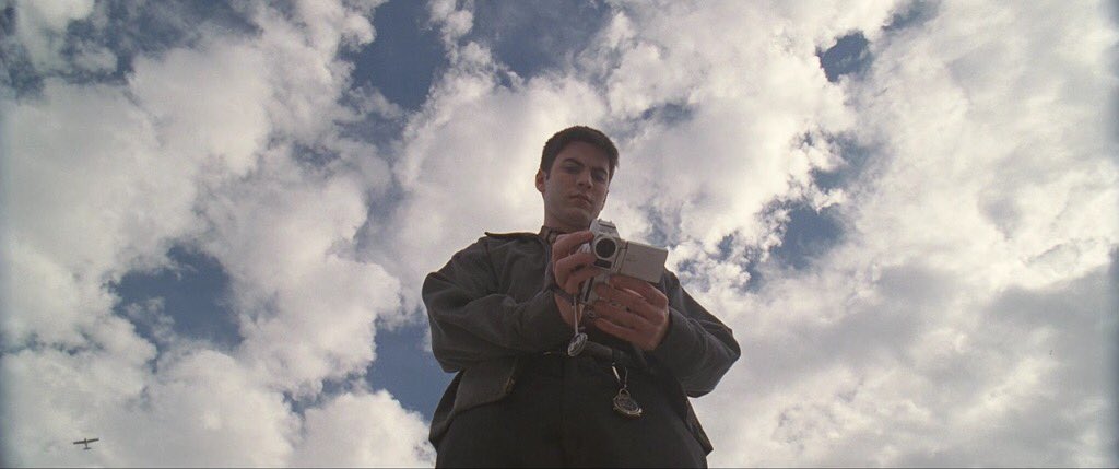 FlLMBUG's tweet photo. American Beauty (1999, dir. Sam Mendes) https://t.co/thcyqaZQV8