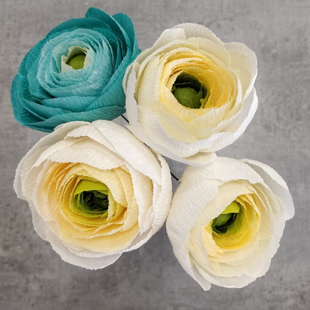 ArloArts's tweet photo. New year, new flowers!

There's something very satisfying building up a flower, petal by petal, cutting and shaping each petal by hand

#ranunculus #paperflowers #crepepaper #crepepaperflowers #paperflorist #bedford #handmade https://t.co/UiX8VqAA87
