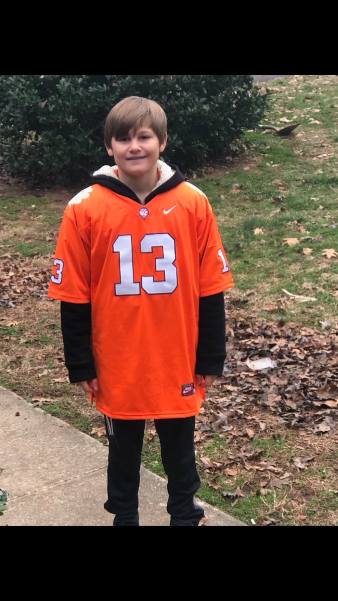 Biscuit rep he’s favorite team &amp; player for school today