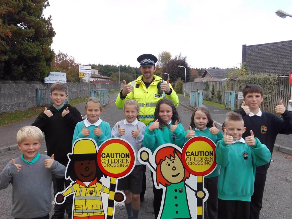 School_RdSafety's tweet photo. It’s nearly #School pick up time so please make sure you #SlowDown when you approaching a #SchoolZone
#Children under the age of 10 cannot judge the speed and distance of approaching vehicles #SpeedKills #CautionChildren #RoadSafety https://t.co/IwDV4ABPP1