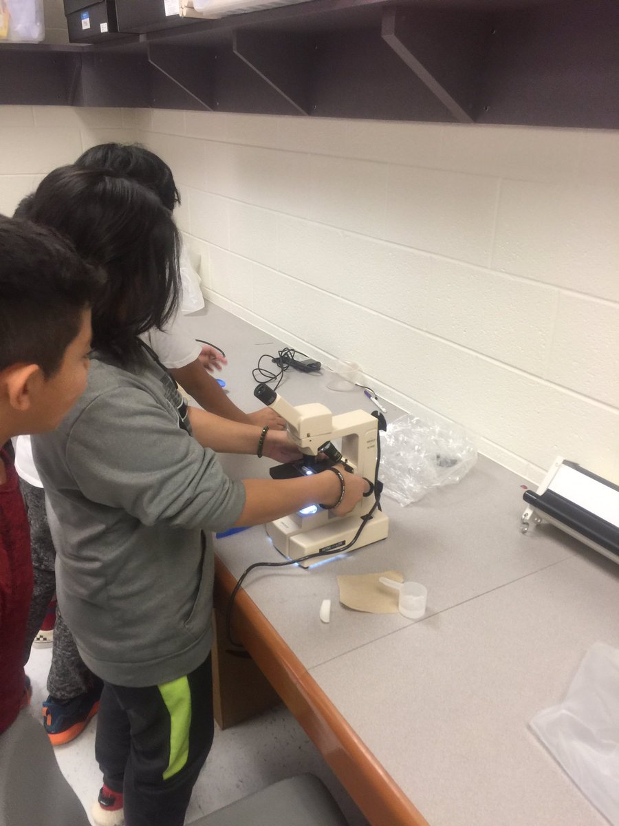 SUGSTEAM's tweet photo. @SugarlandES fifth graders creating wet slides. #stem #LCPS19 @gailbrady508 @Dr_Mihalik https://t.co/nIMZLxjDYw