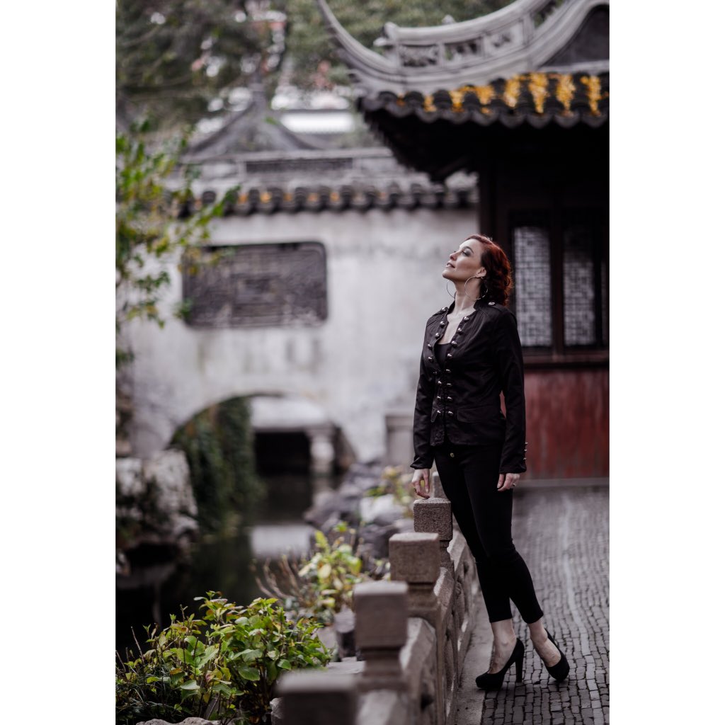 Final week in #Shanghai 2nd last week in #China. 🇨🇳 Marking the milestone with this image taken by #photobylola 📸 in Yu Garden or Yuyuan Garden... Garden of Happiness... 🍃 1st built in 1559 during the Ming Dynasty. #chinatravels #yugarden #btswithdee #photoshoot #laststretch