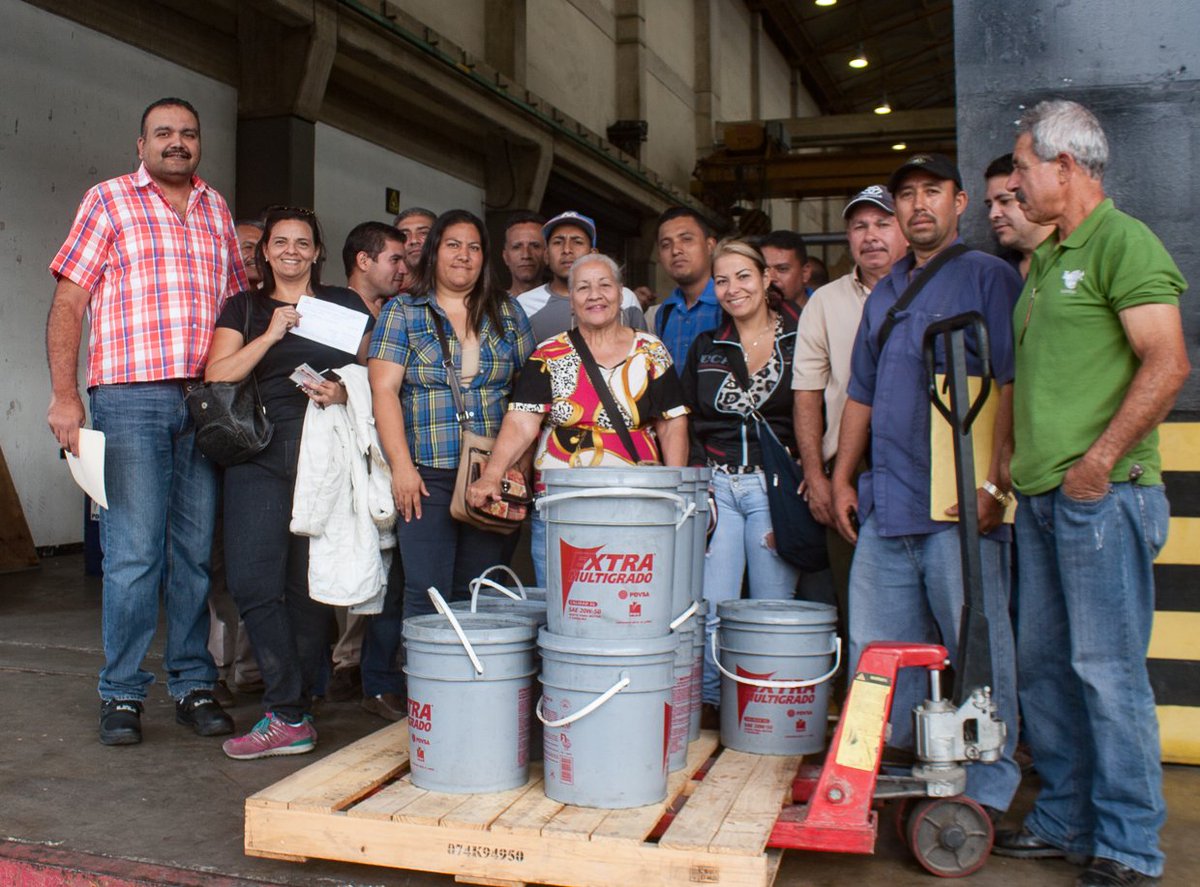 ELOYSULBARAN's tweet photo. En #2018 #Fontur entregó 23.054 cauchos, 1.962 baterías y 86.806 litros de aceite beneficiando a 7.534 organizaciones de transporte público del ámbito nacional 
#VenezuelaDefiendeSuSoberanía https://t.co/uYkY4ApSbY