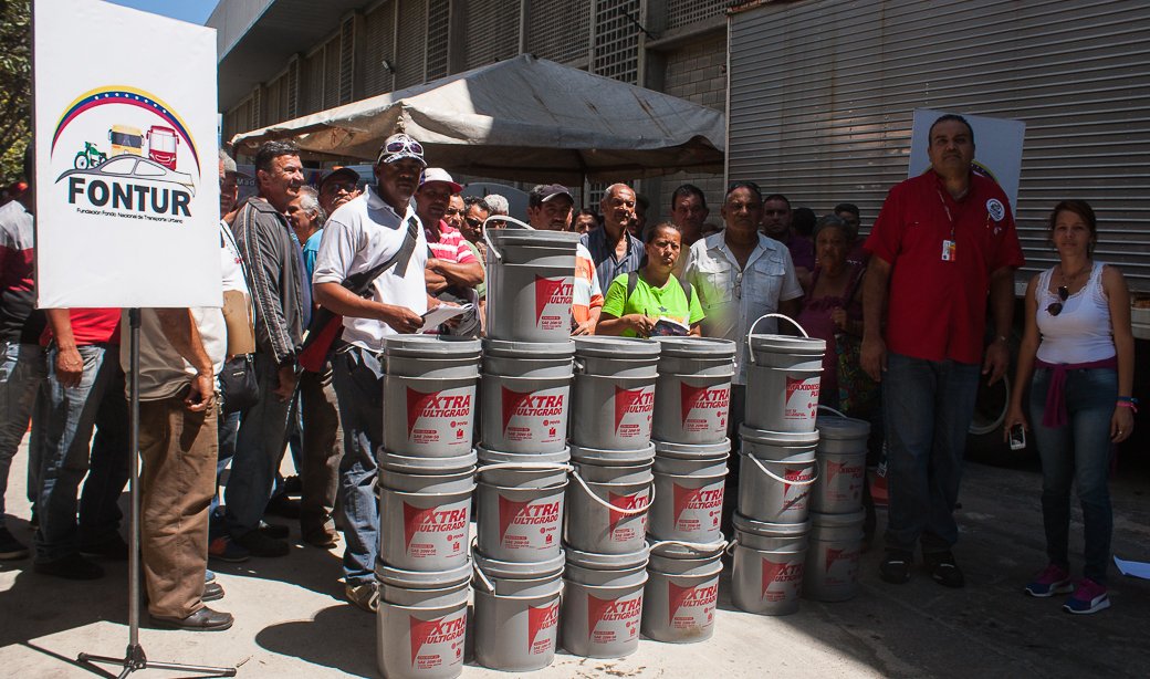 ELOYSULBARAN's tweet photo. En #2018 #Fontur entregó 23.054 cauchos, 1.962 baterías y 86.806 litros de aceite beneficiando a 7.534 organizaciones de transporte público del ámbito nacional 
#VenezuelaDefiendeSuSoberanía https://t.co/uYkY4ApSbY