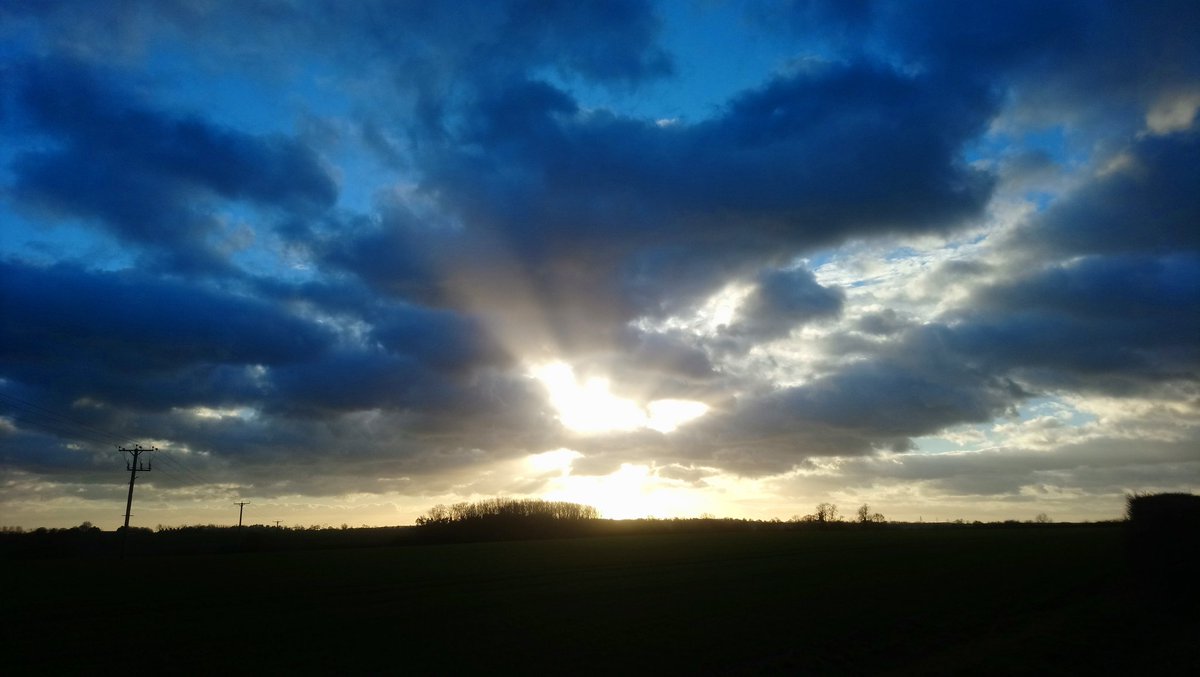 First #viewforabrew of 2019 #biglincolnshiresky from Pointon, Lincolnshire #StormHour <a href="/StormHour/">#StormHour</a> <a href="/LincsSkies/">Lincolnshire Skies</a> <a href="/DeepingsSkies/">The Deepings Skies</a> <a href="/EarthandClouds/">Earth and Clouds</a> <a href="/Abbiedew/">Abbie Dewhurst</a> <a href="/looknorthBBC/">BBC East Yorkshire</a>