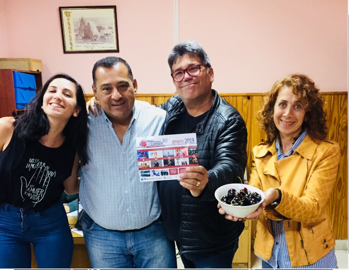 FABIANBANCHERO's tweet photo. #SantaCruz Viviendo~Cubriendo   En #LosAntiguos 🇦🇷🍒🎼💫@losantiguostur ⛰❤️La “Fiesta Nacional de la Cereza” #FNC30 X la histórica radio @ElMundoAM1070 14~17hs🎤🎞Felicitaciones al Intendente Guillermo Mercado y todo el EQUIPAZO que trabaja en la organización del Mega~evento👏👏 https://t.co/VIJVbkaPmJ