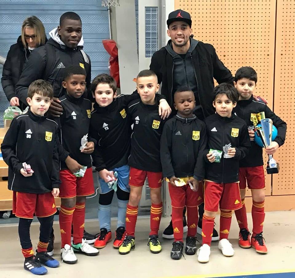 assaintpriest's tweet image. Nos #U9 étaient ce week-end à Bords De Saône​, très beau bilan avec 5 victoires pour deux défaites pour l'équipe à Philippe Tognan​ ! 😍

L'équipe de Nadir termine 2e du tournoi avec une seule défaite !

Les jeunes #SangEtOr ont pris la pose avec Marçal, joueur de l' @OL.