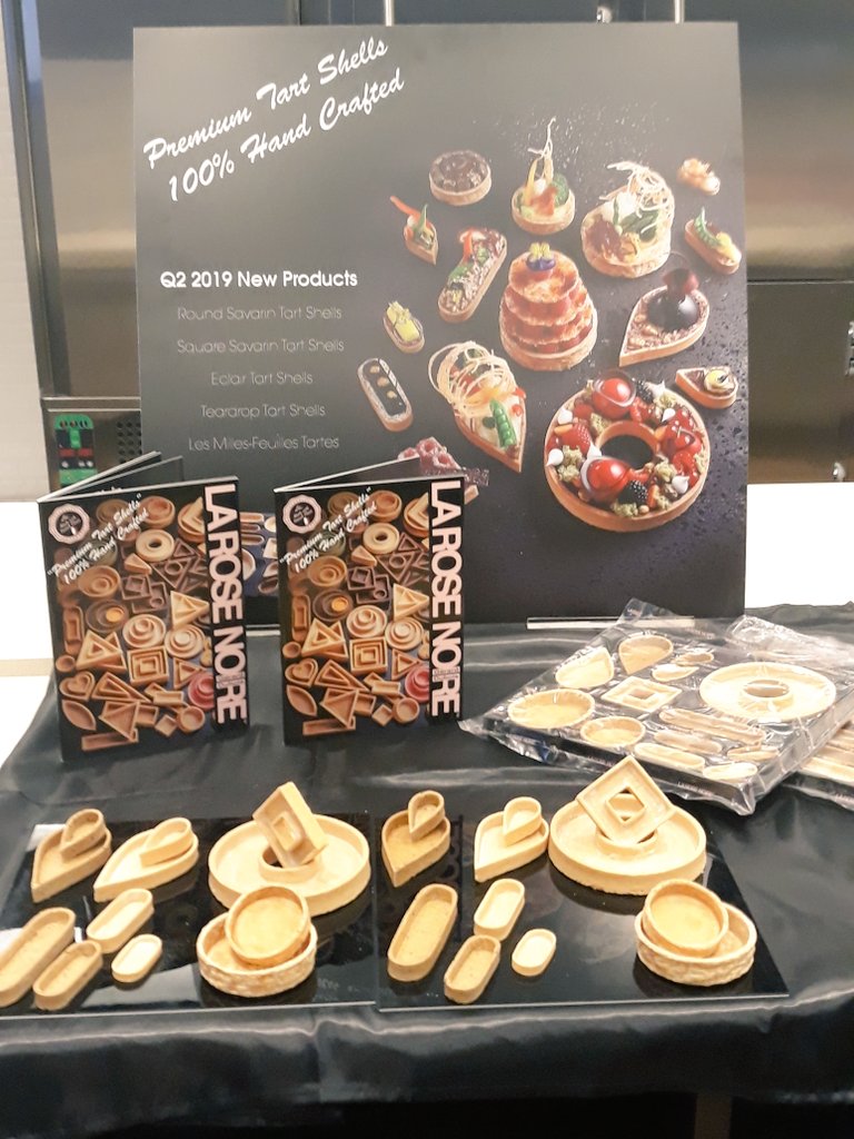 FionaDrought's tweet photo. Here we are in all our glory, baking under the Filipino sun .. (no pun intended ๐๐) What an incredible team to be part of ๐๐ Some seriously exciting products just released for 2019. #alwaysinnovating #milesahead #newproducts #chocolateshells #singleorigin #TEAMLRN https://t.co/7YxliPZi06
