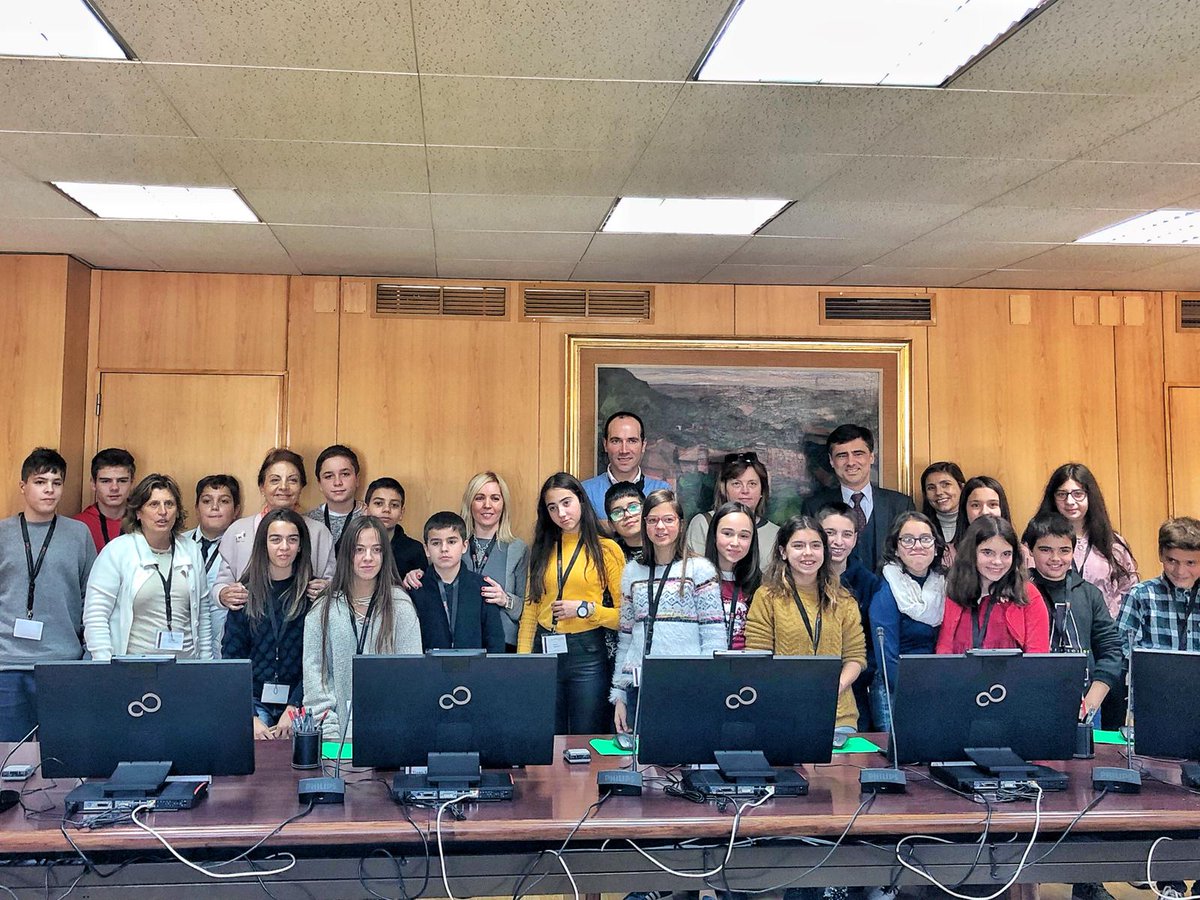 mpresidencia_pt's tweet photo. #MPMA, Maria Manuel Leitão Marques, e #SEPCM, Tiago Antunes, receberam hoje alguns alunos da Escola E.B. 2,3 Júlio Brandão, de Vila Nova de Famalicão, na sala onde reúne o Conselho de Ministros . #XXIGoverno https://t.co/nOGp2bGOoB