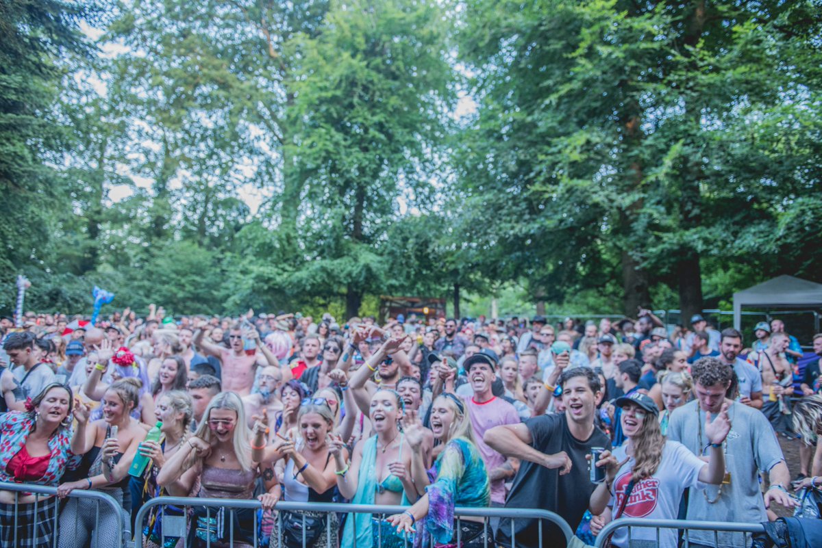 TheWonderFields's tweet photo. Heaven really is in Devon...and it looks like these folks agree π #WonderFields #JoinUsInTheFields https://t.co/MUrXzqYfA0 https://t.co/5kgYbUdvln