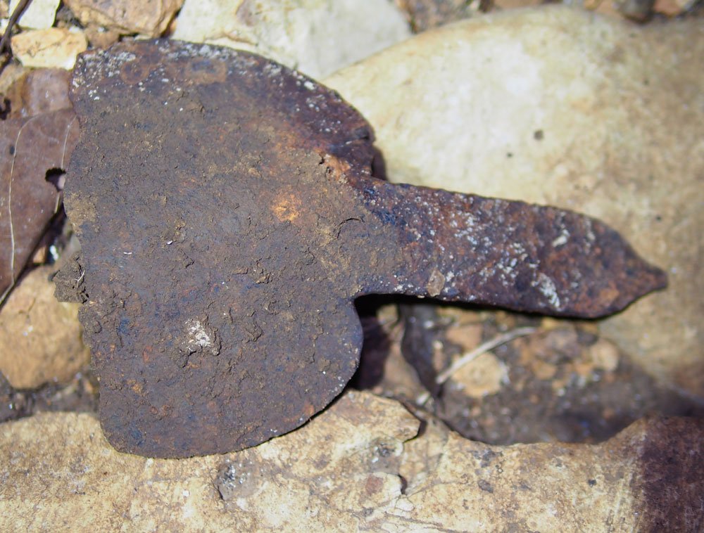 OlivierTesta's tweet photo. A currency hoe ? one of the 180+ artifacts found in  #Gabon #caves in 2018 https://t.co/1iJpR28pw9 #archeology #Discovery https://t.co/DEpb7LPmUH