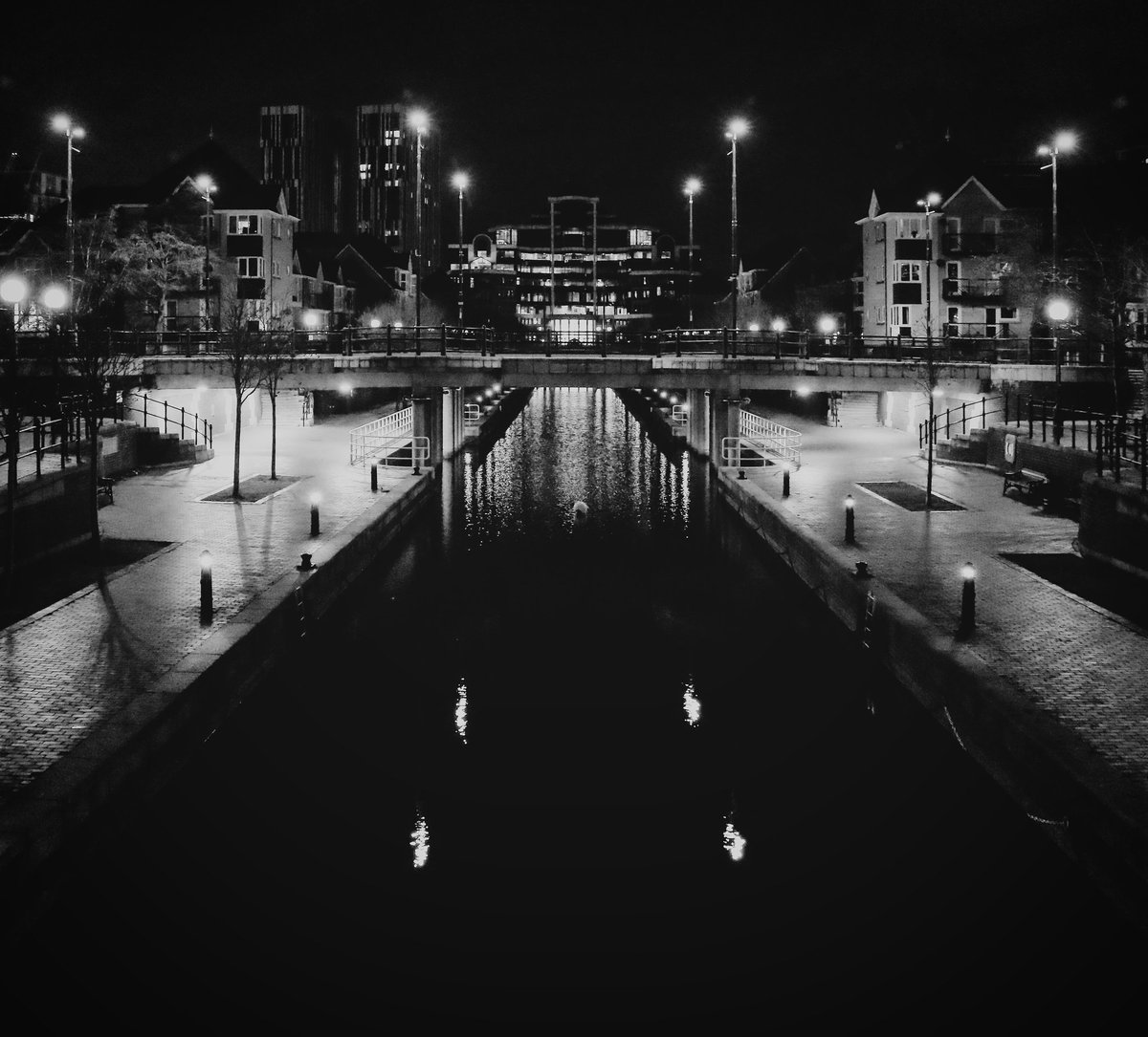 aspectimaginguk's tweet photo. Pleasing symmetry at @salfordquays
.
#aspectimaging #style #lines #exterior #buildings #city #architecture #photography #architecturephotography #archi #archilovers #urbanwalls #leadinglines #bridge #symmetry #bnwarchitecture #blackandwhite #streetlights #reflection https://t.co/RfJ0gH7dSA