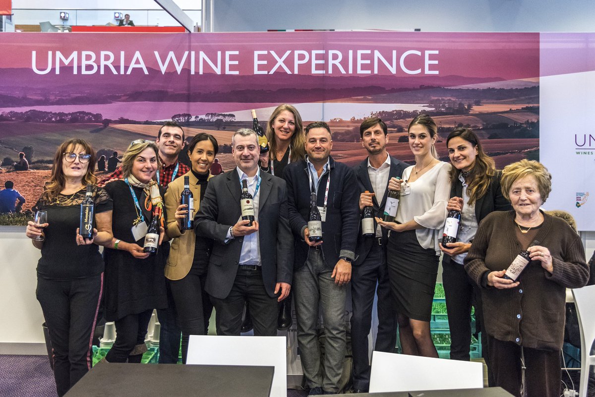 [notizie divine] 
Le cantine umbre candidate agli Awards di Amsterdam, il primo programma internazionale dedicato al riconoscimento dei migliori prodotti enogastronomici italiani. Oltre 200 gli esperti che degusteranno il vino made in Umbria <a href="/strangisfra/">Francesco Strangis</a> <a href="/BellavitaExpo/">Bellavita</a>