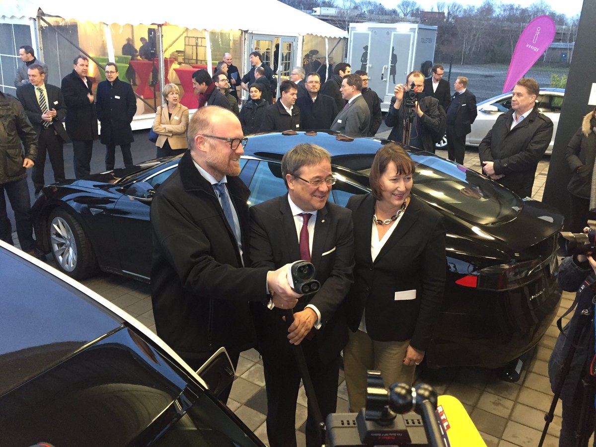 NRW-Ministerpräsident <a href="/ArminLaschet/">Armin Laschet</a> eröffnet die neue Schnellladestation für E-Autos in Duisburg. Projekte wie dieses seien intelligenter als Dieselfahrverbote, so der Ministerpräsident. <a href="/RTLWEST/">RTL WEST</a>