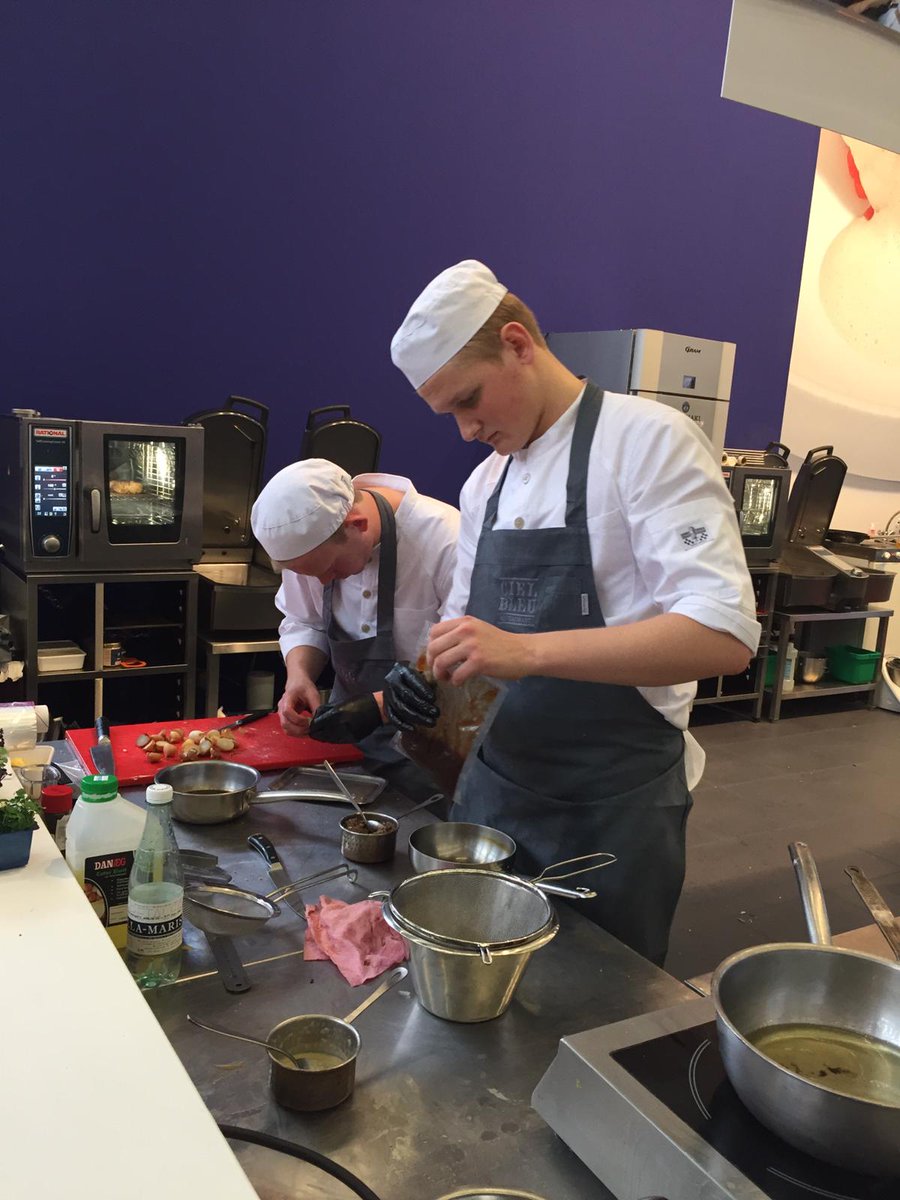 Opnieuw prijzen voor Sterklassers tijdens <a href="/Horecava/">Horecava</a> #amsterdam. Jasper Panis van @Bordeau_NL wint NK voor koks/Leermeester-Leerling. Sterklasser Mike Klaassen van <a href="/cielbleukeuken/">Ciel Bleu keuken</a> wordt tweede -> bit.ly/2FdtLKJ. Wat een klasbakken! #sterklasNL