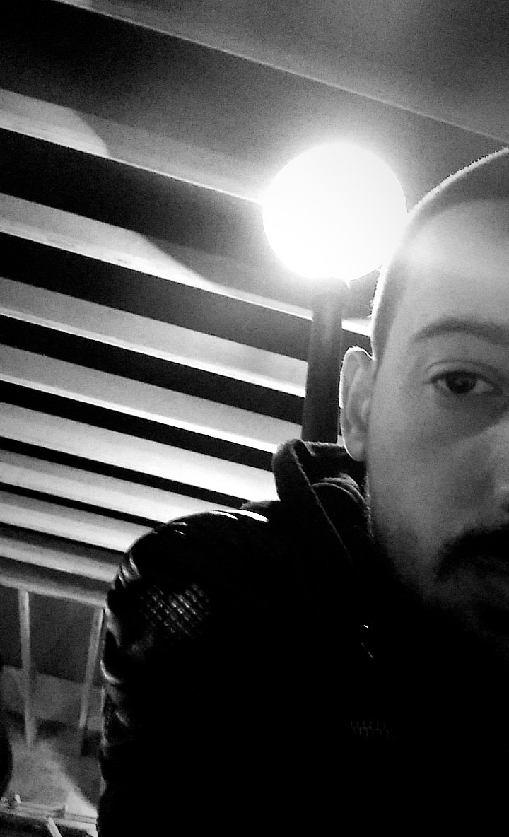 Gündüzün mavisi,gecenin siyahıdır beni mutlu eden.