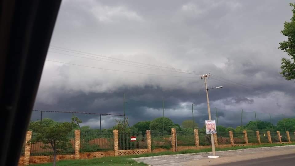 ReenvalSA's tweet photo. The #storm_clouds is gathering in #Rustenburg 📸 Rosseau Fourie @SAWeatherServic @sawx_sa_weather @venter_annette @debeer_anika @TeamNews24 @RustenbrgHerald https://t.co/ftizZW2jj3