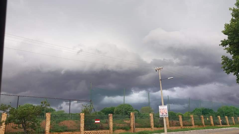 ReenvalSA's tweet photo. The #storm_clouds is gathering in #Rustenburg 📸 Rosseau Fourie @SAWeatherServic @sawx_sa_weather @venter_annette @debeer_anika @TeamNews24 @RustenbrgHerald https://t.co/ftizZW2jj3
