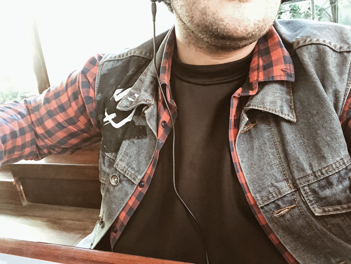 LuigiiMe's tweet photo. Mi outfit de hoy es patrocinado por Pepe @Ricardo_Peralta en su viaje a Montreal con Charly @chportocarrero 🖤 #PepeyTeo #PapadaOnPoint https://t.co/ULGQEVr1yT