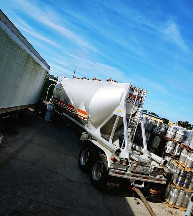 BigTopBrewCo's tweet photo. Time to fill the silo... 60,000 pounds of 2 row on the way! Thanks bsgcraft #deliveryday #fillinupthesilo #grainman #bigtopbrewing #srqbeerscene #brewery #brewerylife #drinklocal #floridabeer #floridabeerscene #floridacraft #craftbeerculture #craftbrewery #craftbeer #drinkbeerfr https://t.co/mYsekGuRJu