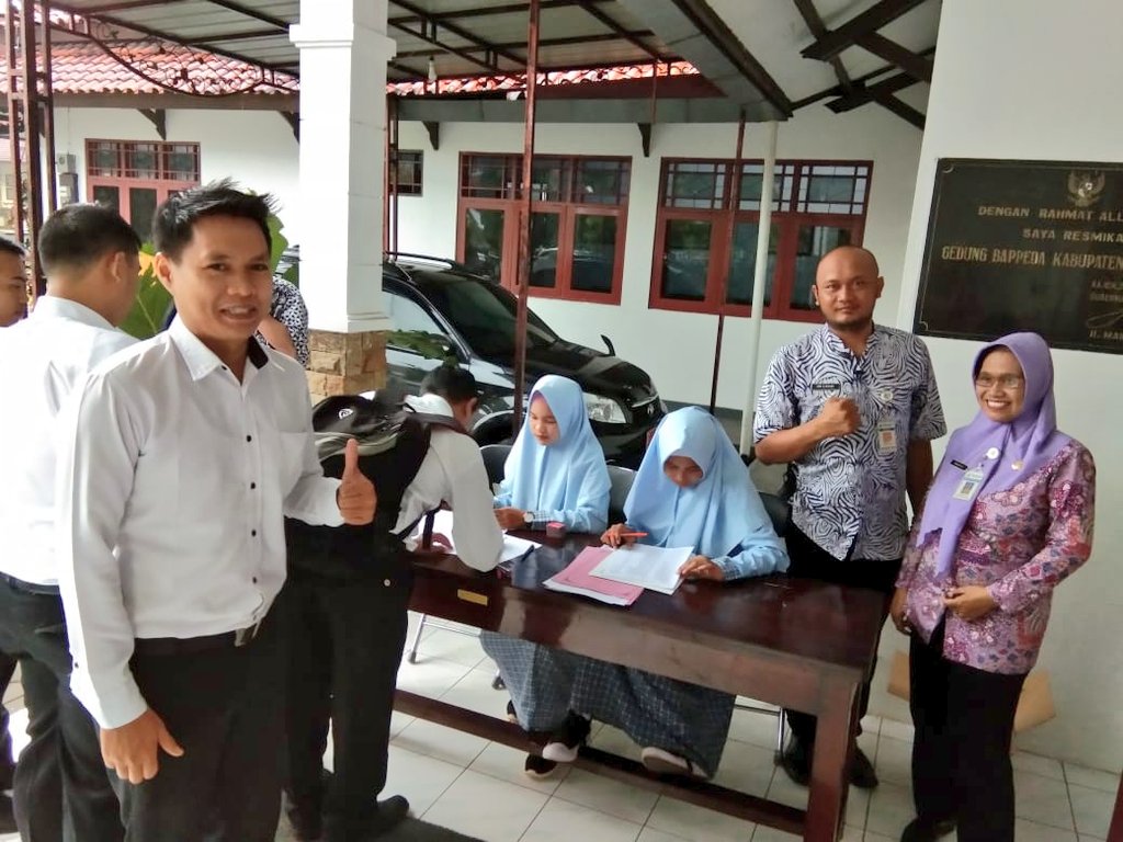 Suasana pemberkasan #cpnspekalongankab2018 di hari pertama.

Serius namun tetap santai 😁
Ga usah tegang2 ya mas.. mbak.. 

Ikuti arahan panitia ya..