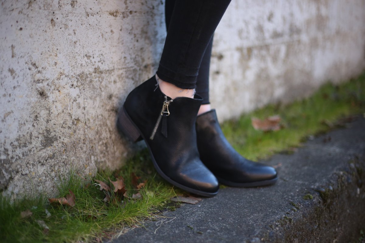 Every girl needs a perfect pair of black booties! These are an Arktana must have!
#arktana #mizmooz #blackbooties #booties #blackboots #pdx #pdxblogger #pnw #bootseason #camas #camaswa #perfectpair #arktanastyles