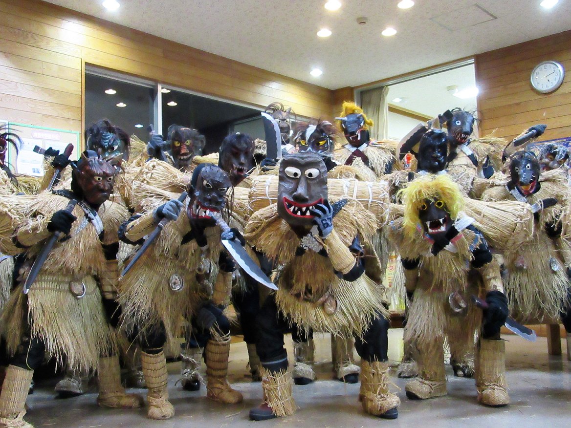 pref_iwate's tweet photo. 岩手の来訪神「吉浜のスネカ」と「なもみ」

岩手には、沿岸地域を中心に、小正月に子どもの健やかな成長を願う来訪神の行事があります。
南部の大船渡市に伝わる #吉浜のスネカ （写真1枚目）は、あわびの殻を腰にぶら下げ、俵を背負っています。北部に伝わるなもみ（2枚目）は赤と青の面があります。 https://t.co/VK4U09HpQK