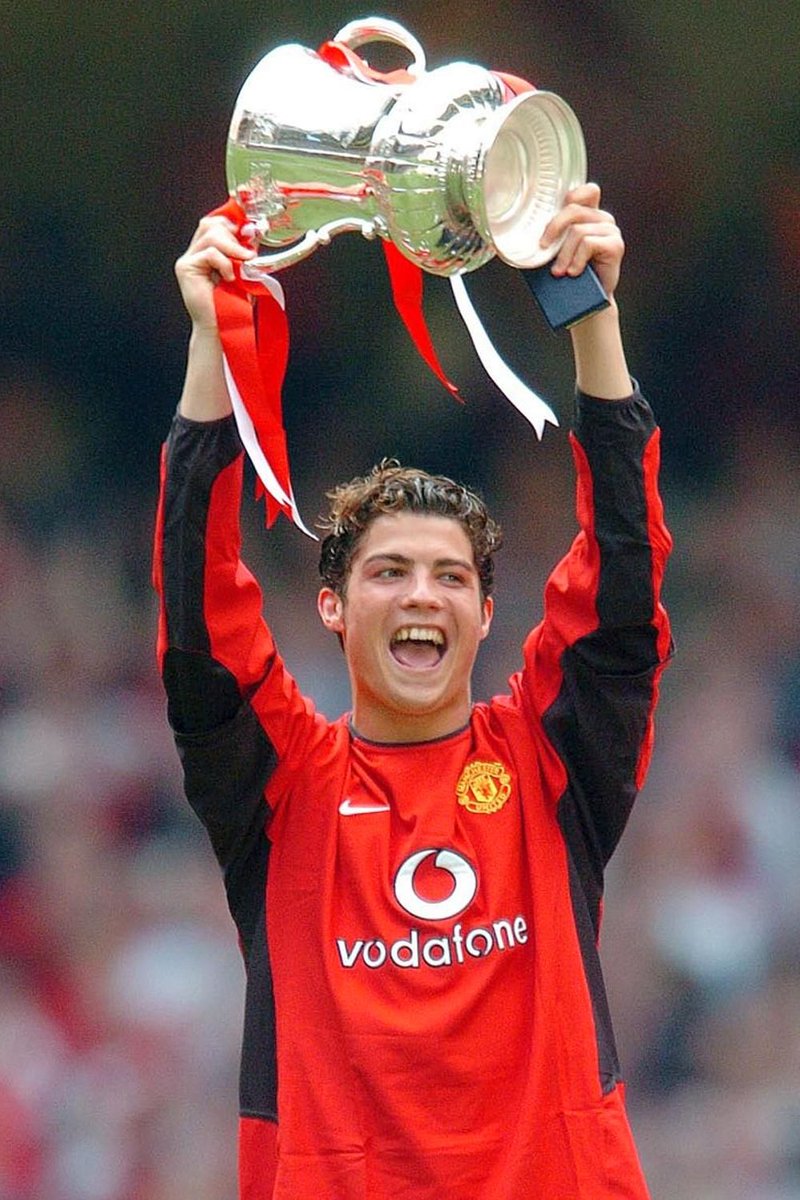 Em 2004, conquistou assim o primeiro título no Manchester United, e marcou o primeiro golo na Final da Taça da Inglaterra contra o Millwall.
Em 2011, conquistou o primeiro título no Real Madrid e marcou o golo decisivo na Final da Taça do Rei contra o Barcelona. #CR7Juve