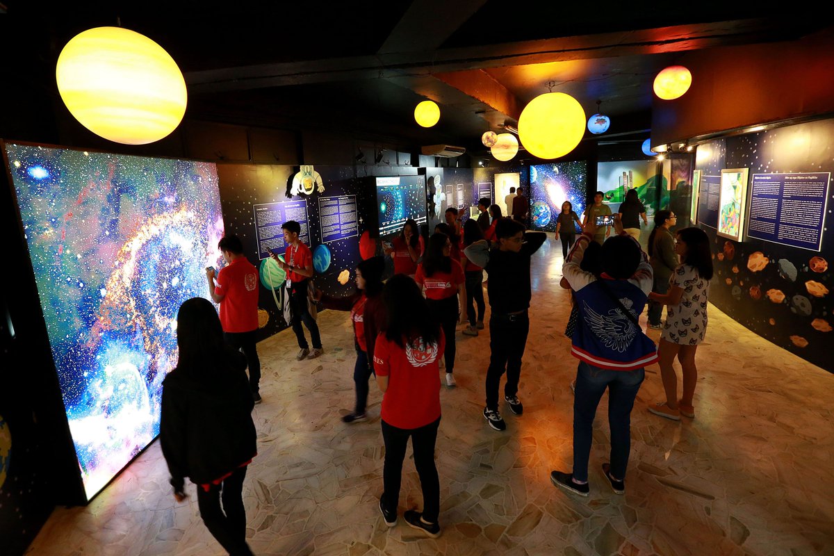 China Xinhua News On Twitter Visitors Enjoy Fancy Space