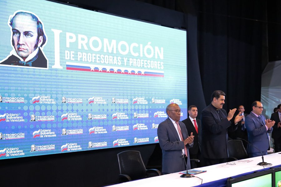 PresidencialVen's tweet photo. #EnVivo 📹 | “Tenemos que lograr llueva, truene o relampaguee que todos los maestros y maestras del sistema educativo venezolano realicen cursos, postgrados y especializaciones en la Universidad Nacional Experimental del Magisterio Simón Rodríguez”, puntualizó @NicolasMaduro https://t.co/UAf4n08MVQ