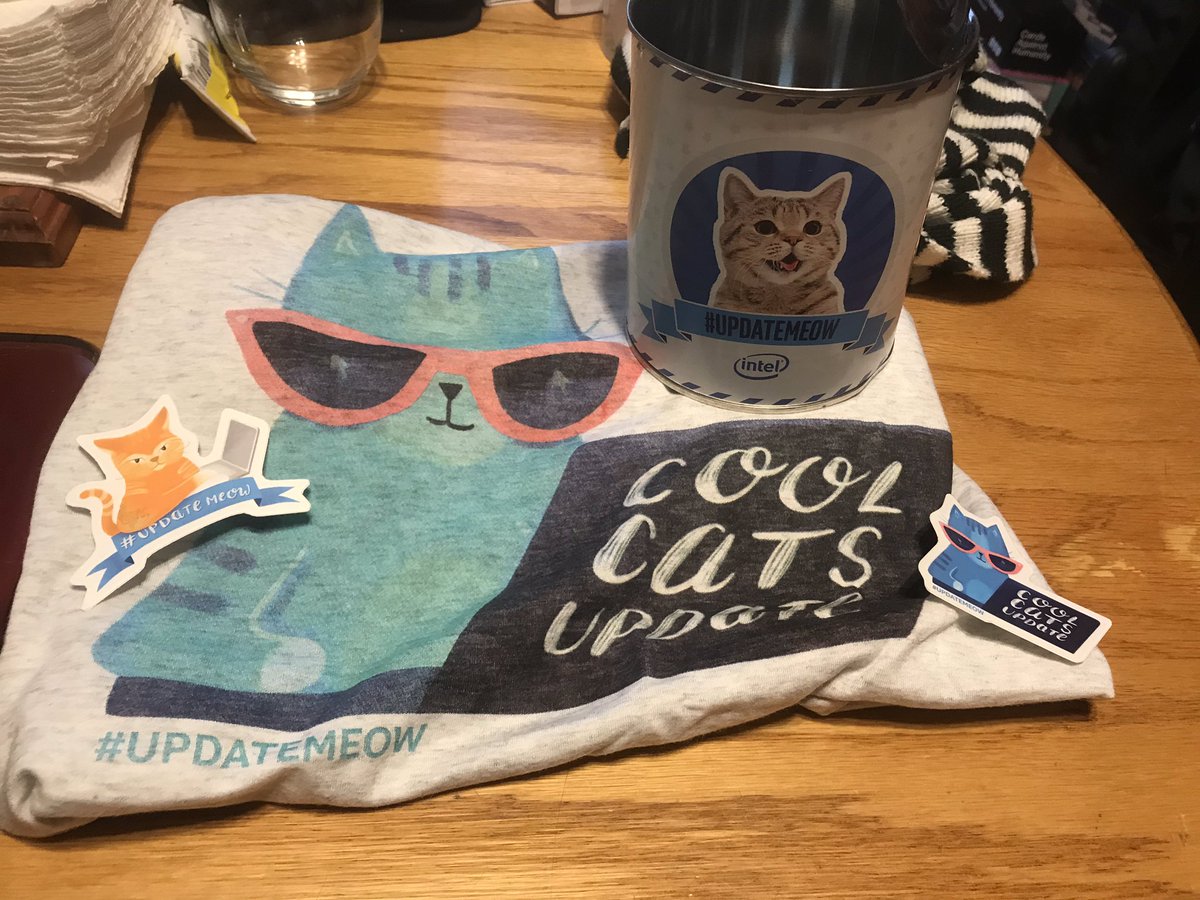 Alice_Skulls's tweet image. Got my cool stuffs! And just in time to receive it when I started my Computer Science classes 😁#updatemeow @intel @WafflesCat 
Thank you so much!