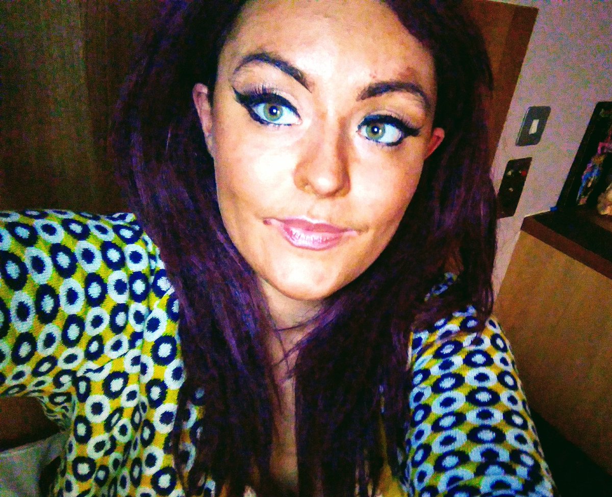 EarthEmpress91's tweet photo. In which Megan discovers fake tan and the selfie button. #recoverychannel https://t.co/44is4BPe2n
