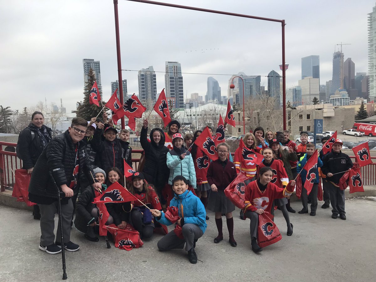 Awesome #STEAM field trip at the Saddledome thank you <a href="/EVERFI/">Everfi</a> and <a href="/NHLFlames/">Calgary Flames</a> we learned about jobs and technology at the Dome #wearerundle <a href="/RCElementary/">Rundle Elementary</a>