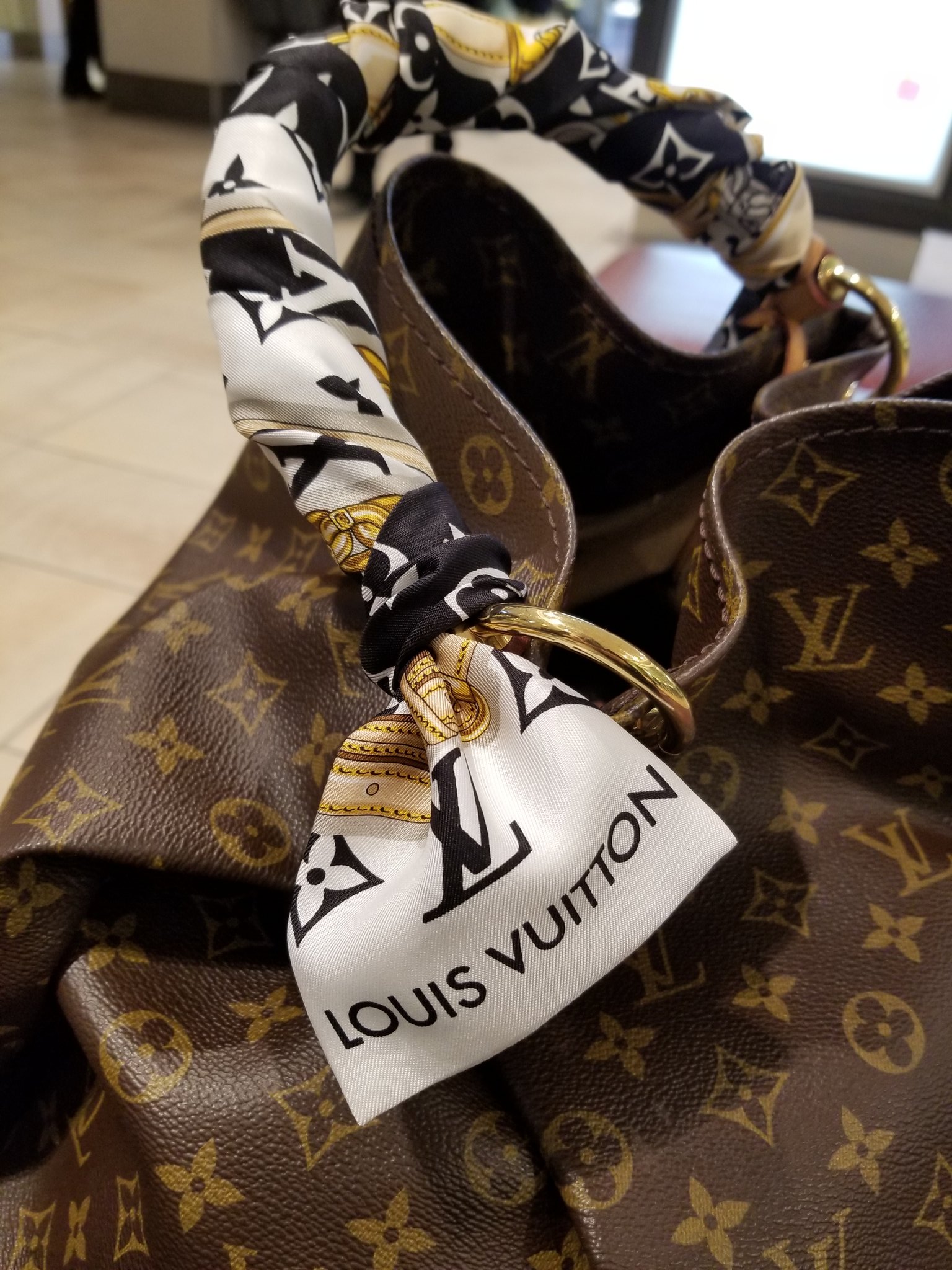 Angela Petta on X: Got a new twilly to wrap my artsy in! #LV #LouisVuitton   / X