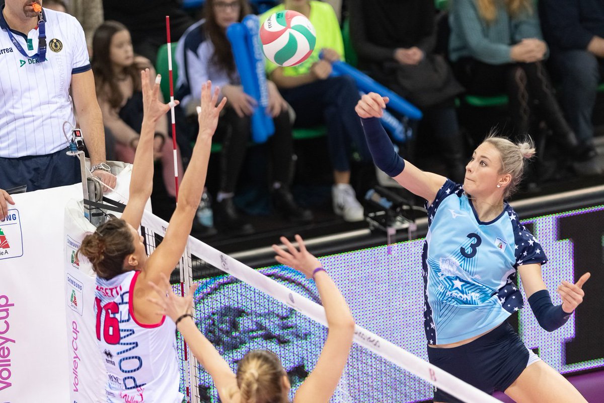 🏐🏐🏐 La @SDBVolley si aggiudica il primo round dei quarti di finale della Samsung Galaxy A #CoppaItalia: @Azzurra_Volley battuta 3-1 in un Mandela Forum da 2500 spettatori! Mercoledì le altre tre sfide. La cronaca qui: http://bit.ly/2RtFlb3 #SamsungAmaVolley