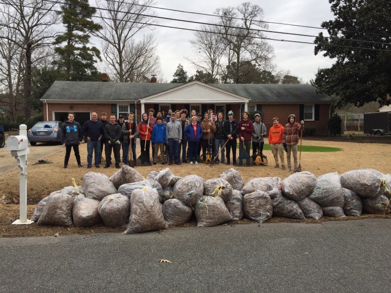 HickoryHighSCA's tweet photo. #wearefamily
Huge S/O to MagFrat! 45 bags of leaves, mulched, pulled up bushes and various other yard chores completed for Mrs. Perry #warrior #magfrat #wearehickory https://t.co/tPnrKYbhOG