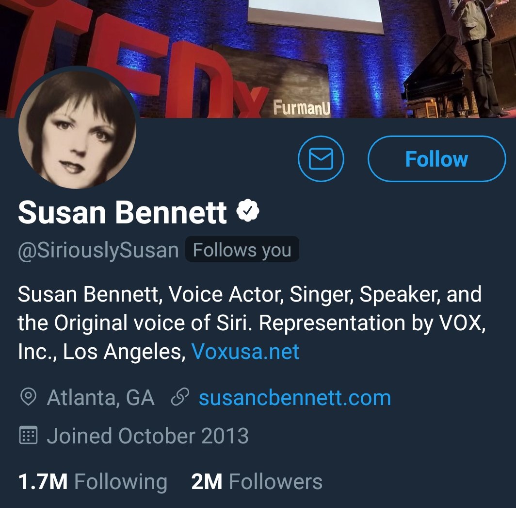 La señora que hace la voz original de Siri me sigue... Y no uso iPhone 😒 ¿Qué hago? ¿Muerdo el anzuelo y le doy followback aunque en 3 días me de unfollow? ¡Qué nervias!