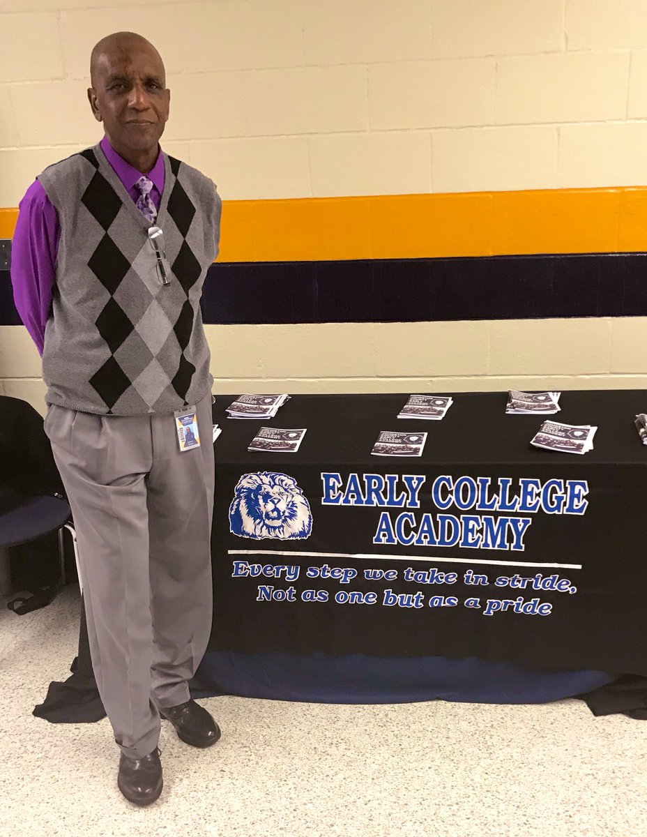 LaShundaFaison's tweet photo. Special thanks to the JCPS Innovative High School Programs for sharing information at the @SmMSKnights Family Night sponsored by #AVID! #FutureReadyKnights #KnightLife #KnightPride https://t.co/lKjnJQSnE4